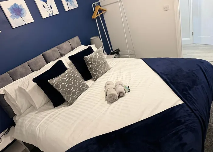 Modern 2 Bed Apartment - Blue Madison