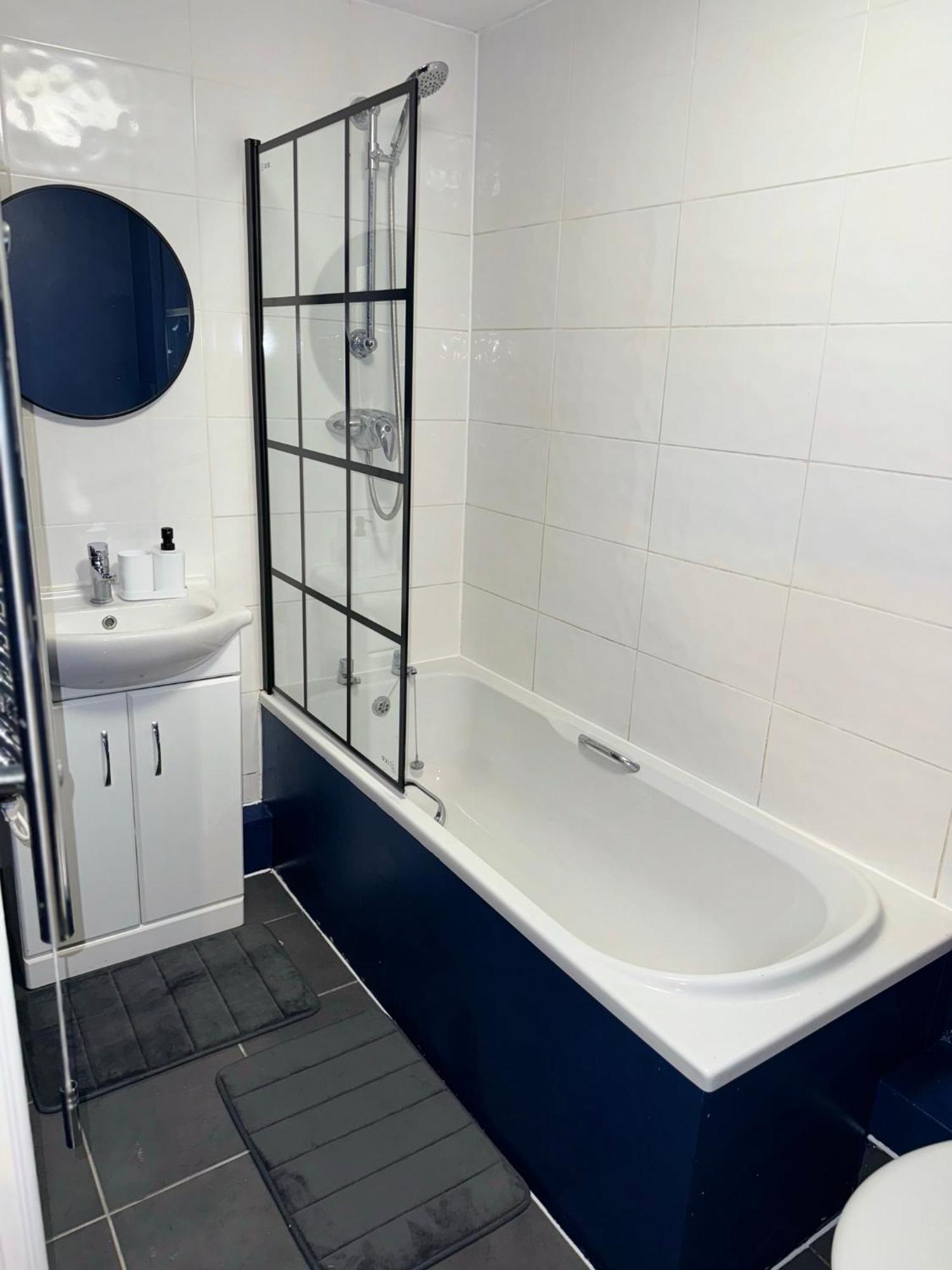 Modern 2 Bed - Blue Madison Apartment *