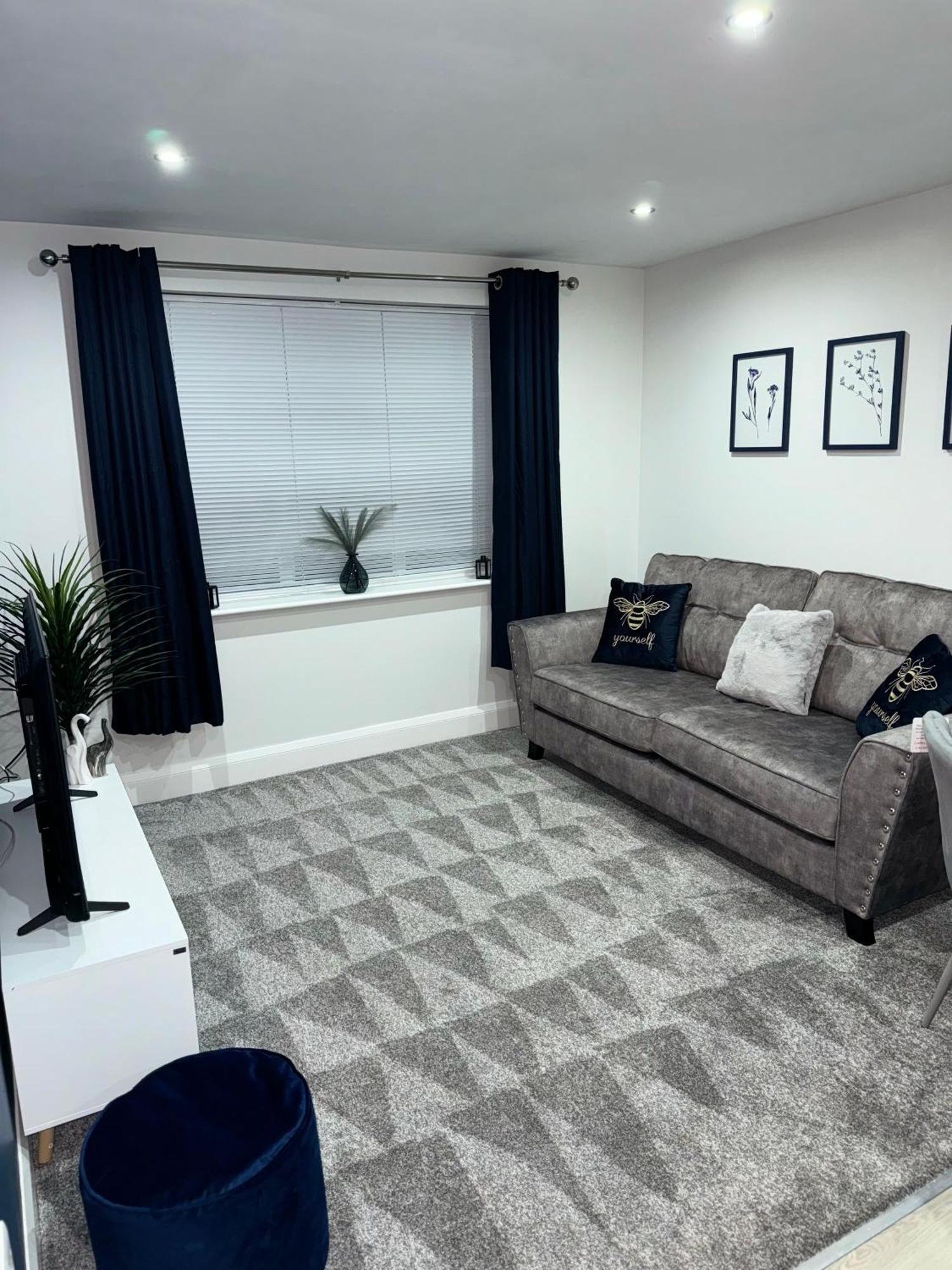 Modern 2 Bed - Blue Madison *