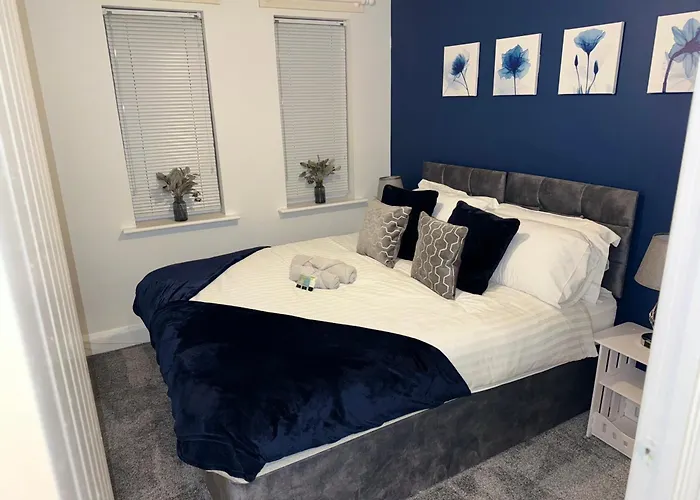 Modern 2 Bed Apartment - Blue Madison