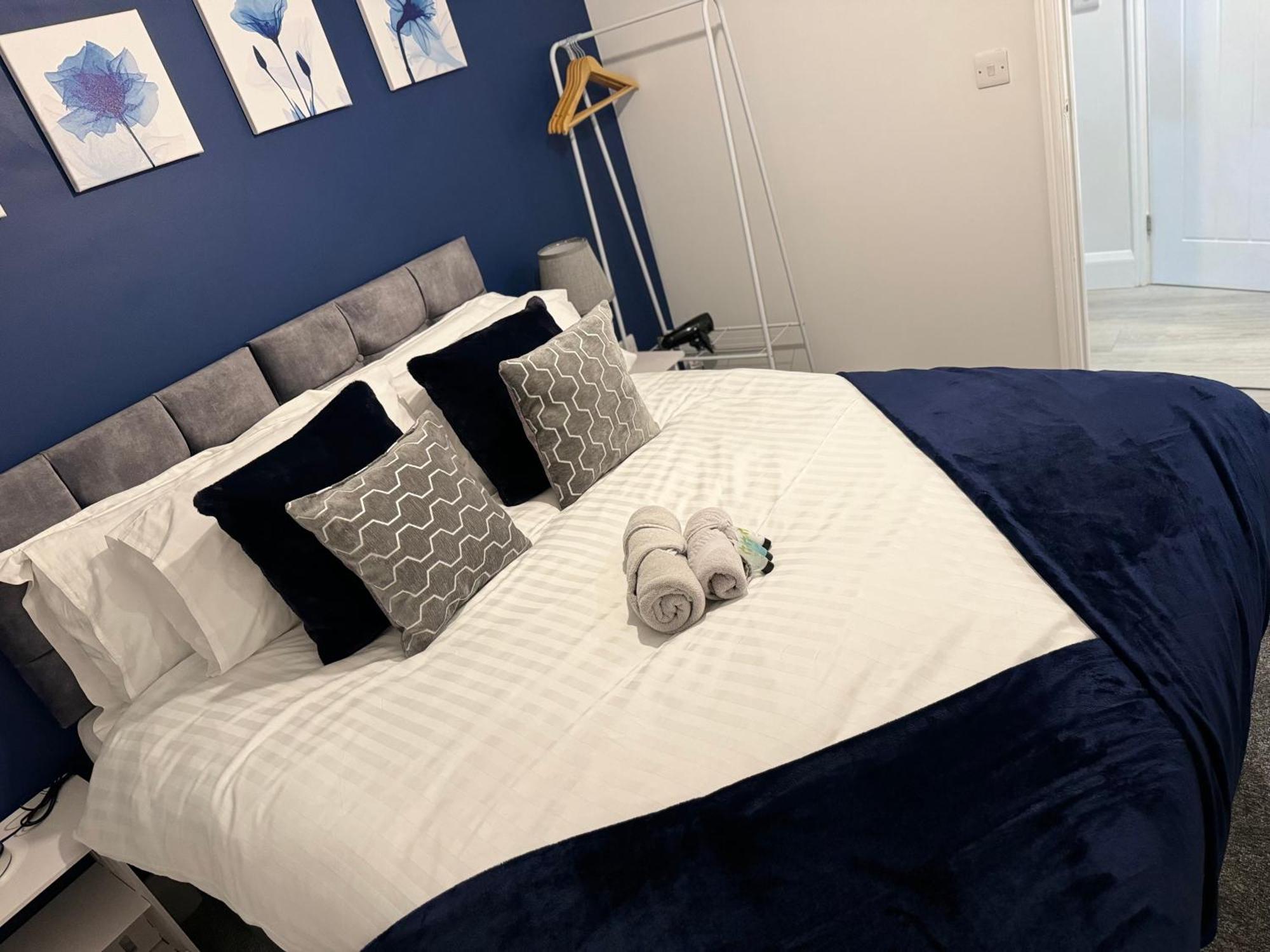 Modern 2 Bed - Blue Madison
